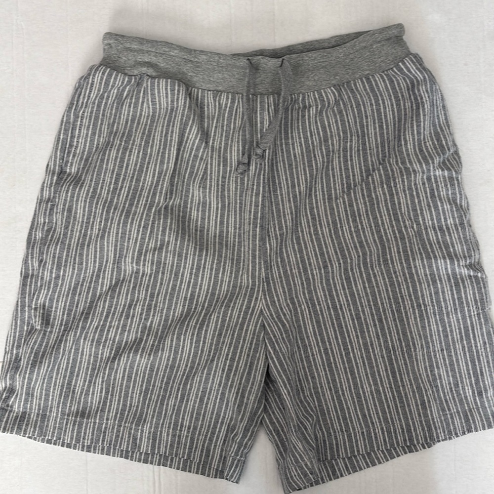 No size tag but large 6.5” inseam shorts